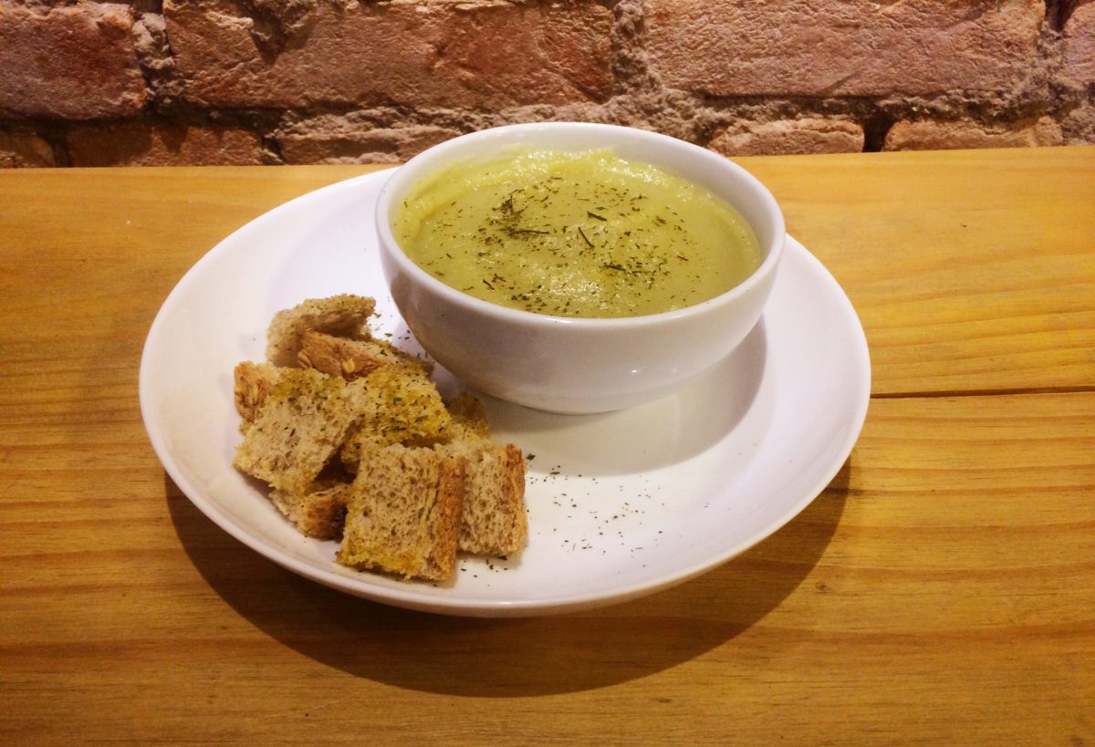 caldo fit de batata doce com alho poró