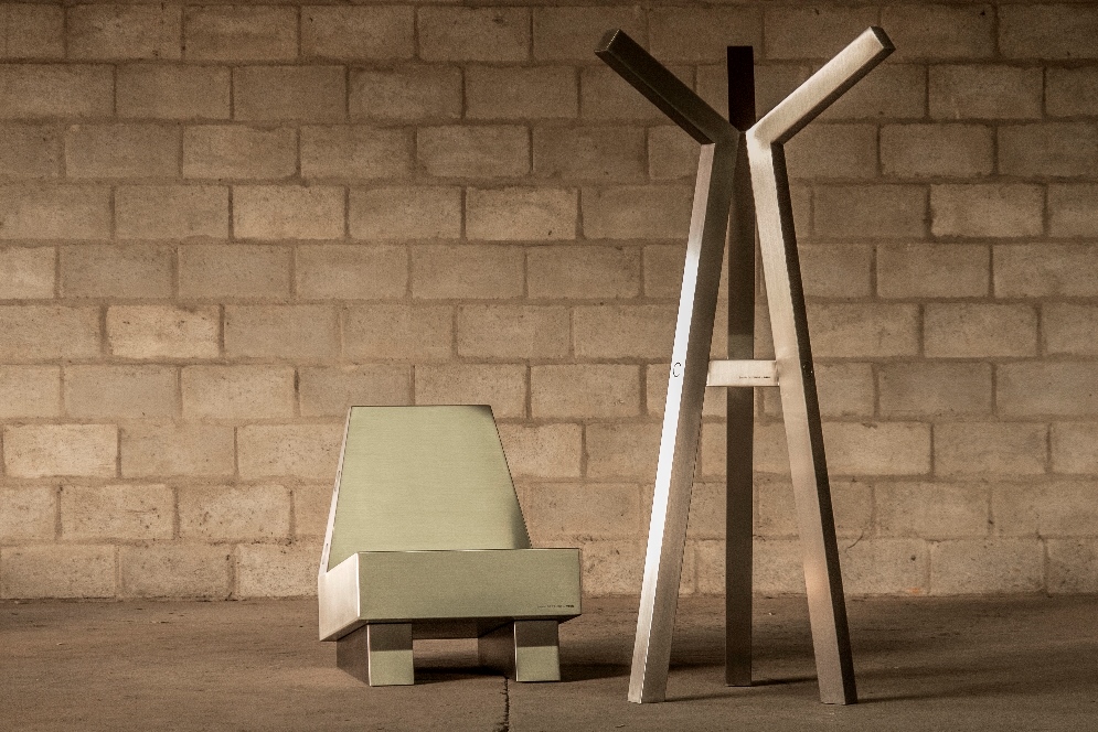 armchair-esqui-and-coat-stand-lanca-by-zanini-de-zanine-photo-pedro-abreu-6k3a1702